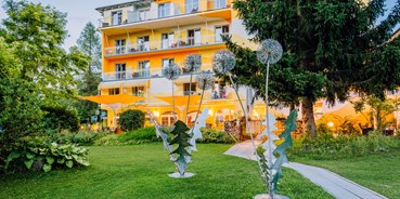 Hotels am See - PLZ 9583 (Österreich) - Außenansicht vom Garten - das Moser - Hotel am See
