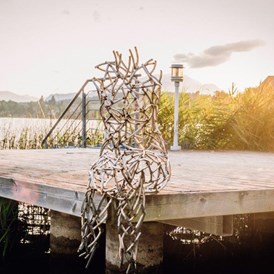 Urlaub am See: Steg mit Kunst-Skulptur Hotel "das Moser"  - das Moser - Hotel am See