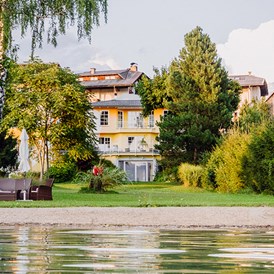 Urlaub am See: Ansicht vom Hotel vom Uferbereich aus - das Moser - Hotel am See