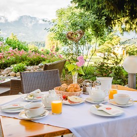 Urlaub am See: Frühstück auf der Terrasse 8-12Uhr - das Moser - Hotel am See