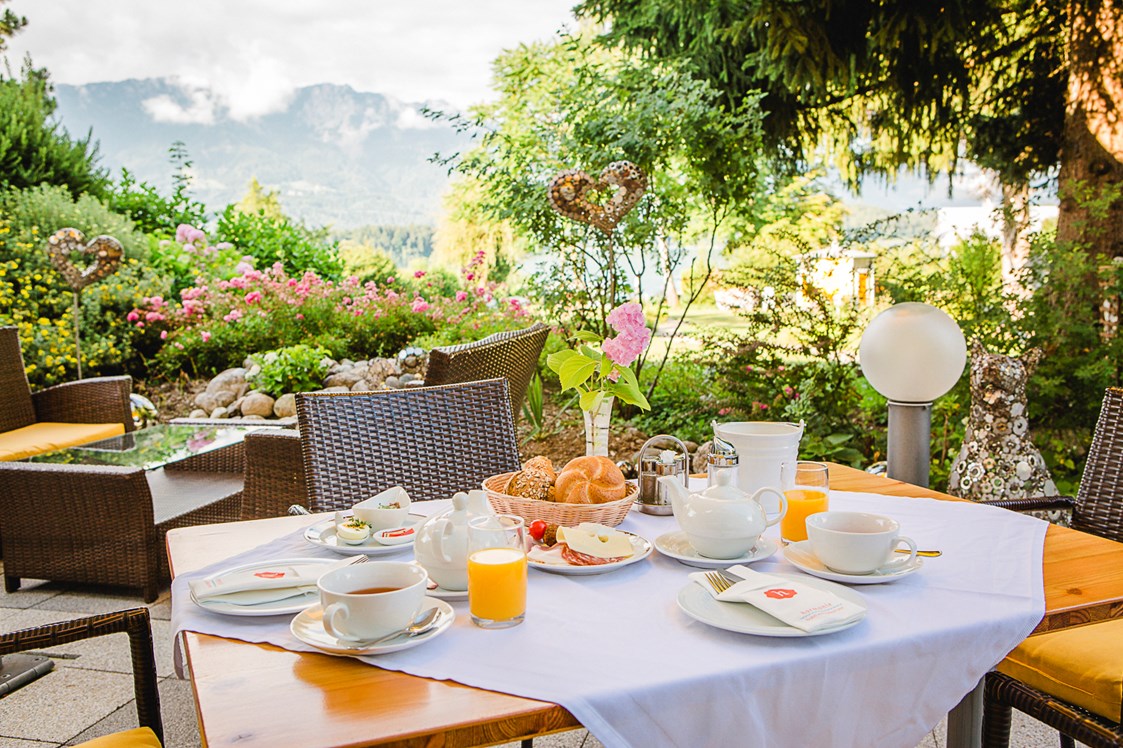 Urlaub am See: Frühstück auf der Terrasse 8-12Uhr - das Moser - Hotel am See