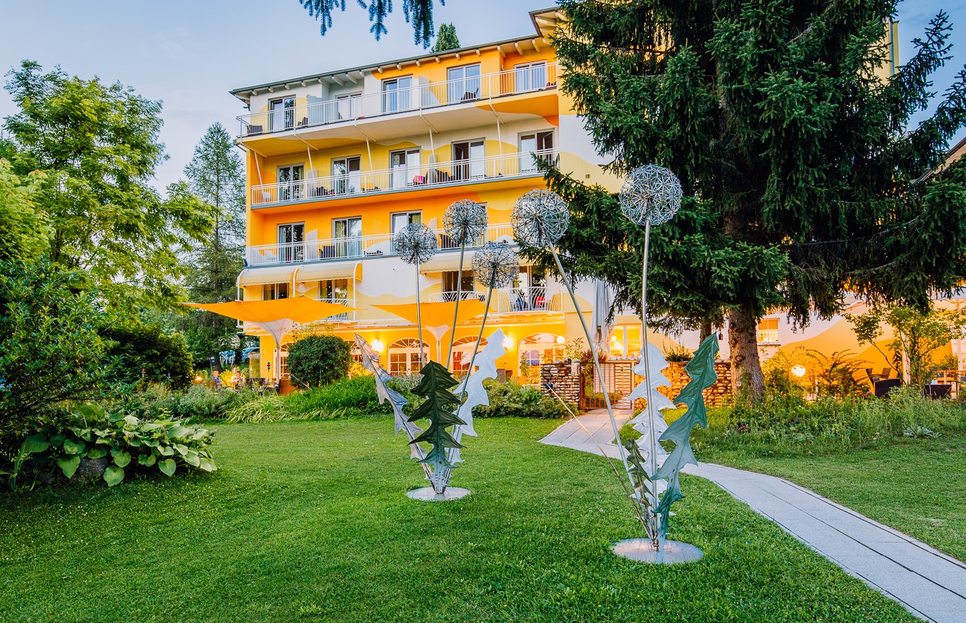 Hotels am See - Kärnten - Außenansicht vom Garten - Erwachsenenhotel "das Moser - Hotel am See"