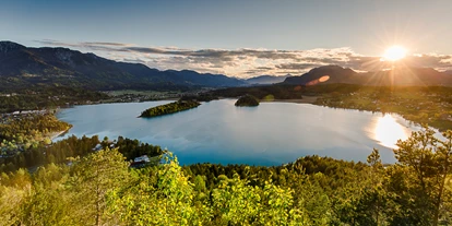 Hotels am See - Verpflegung: Frühstück - Aussicht auf den Faaker See von der Taborhöhe (ca. 1 Stunde zu Fuß, 150hm oder 10 Min mit dem PKW) - Erwachsenenhotel "das Moser - Hotel am See"