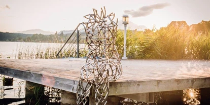 Hotels am See - Verpflegung: Frühstück - Steg mit Kunst-Skulptur Hotel "das Moser"  - Erwachsenenhotel "das Moser - Hotel am See"