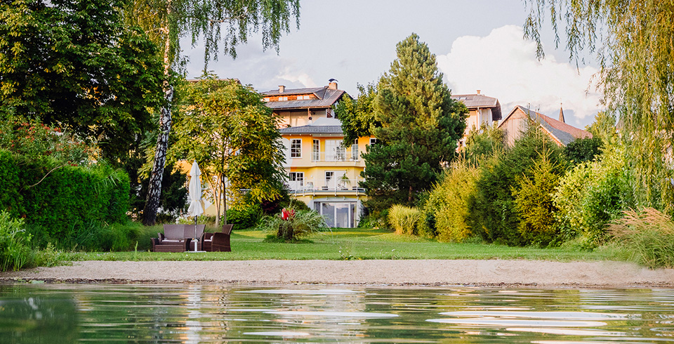 Urlaub am See: Ansicht vom Hotel vom Uferbereich aus - Erwachsenenhotel "das Moser - Hotel am See"