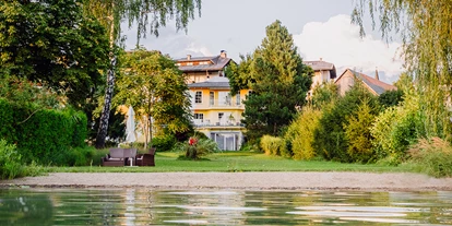 Hotels am See - Verpflegung: Frühstück - Ansicht vom Hotel vom Uferbereich aus - Erwachsenenhotel "das Moser - Hotel am See"