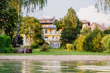 Urlaub am See: Ansicht vom Hotel vom Uferbereich aus - Erwachsenenhotel "das Moser - Hotel am See"