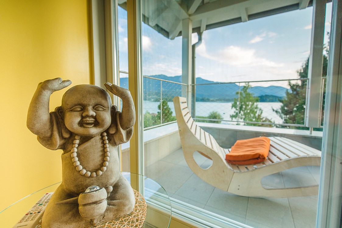 Urlaub am See: Wellnessbereich Ruheraum mit Aussicht - Erwachsenenhotel "das Moser - Hotel am See"
