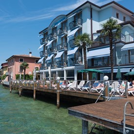 Urlaub am See: Sonnenterrasse - Hotel Venezia