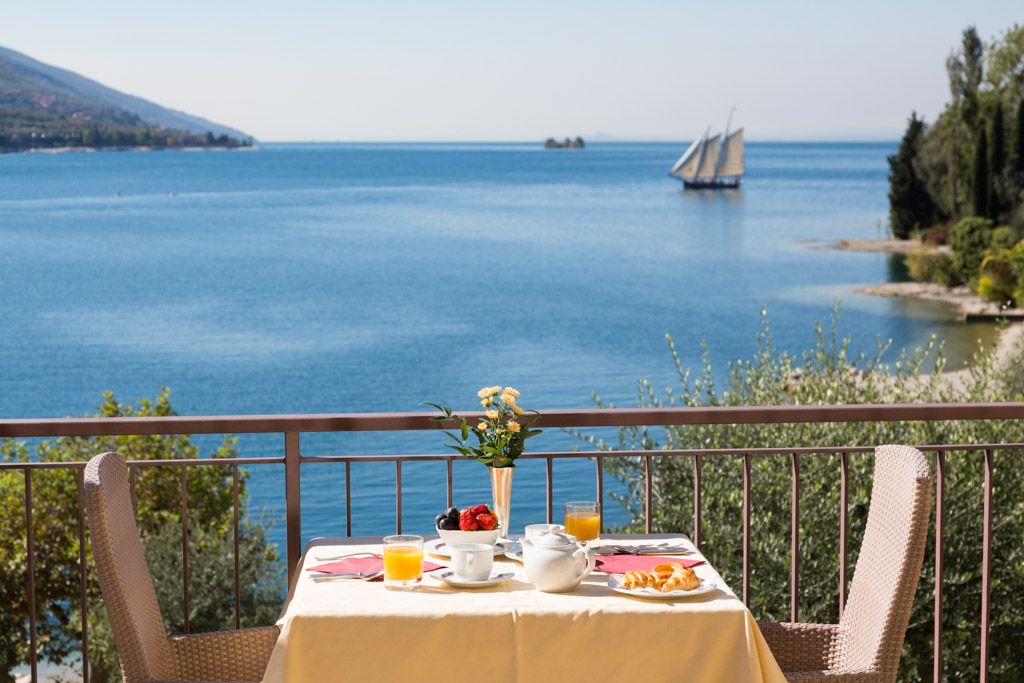 Hotels am See - Klassifizierung: 4 Sterne - Gardasee - Verona - Blick vom Restaurant - Hotel Maximilian