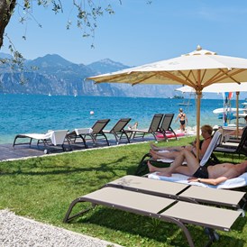 Urlaub am See: Kostenlose Nutzung von Sonnenliegen für unsere Kunden.  - Belfiore Park Hotel