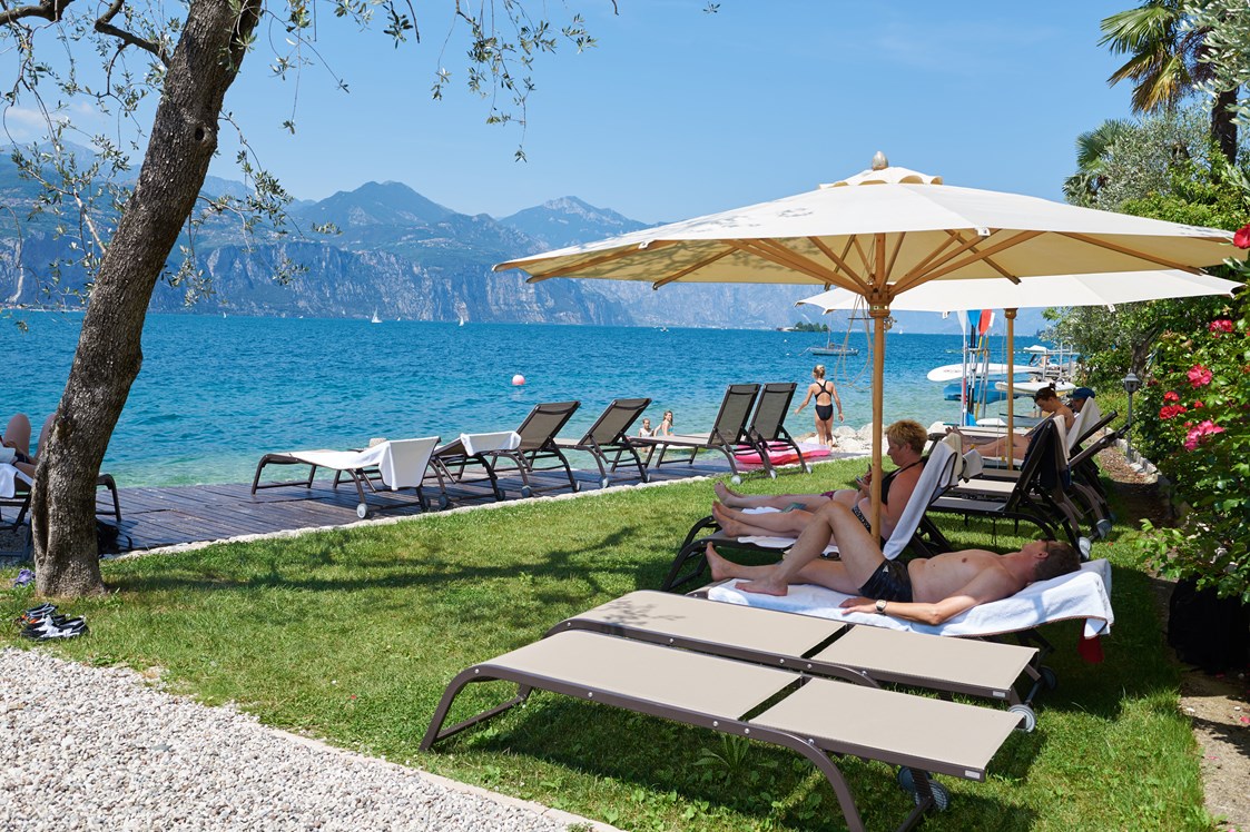 Urlaub am See: Kostenlose Nutzung von Sonnenliegen für unsere Kunden.  - Belfiore Park Hotel