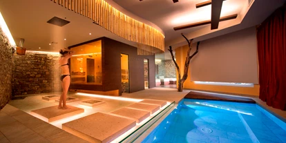 Hotels am See - Verpflegung: Frühstück - Der Begriff "Dhara" in Sanskrit Fluss, Frühling,
Wasserfall bedeutet. Dhara... die Wasser-Quelle, Seele
und dominierender Bestandteil der Mitte, die direkt aus
dem Felsen in sein Inneres hineinsprudelt, dehnt sich
aus und gelangt im Gardasee.
Alles kehrt zurück zur Natur, wie ein Kreislauf, der
geschlossen wird und Frieden und Harmonie schenkt. - Belfiore Park Hotel