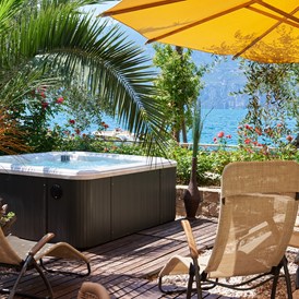 Urlaub am See: Außen Jacuzzi, 5 Meter vom See
Innen- und Außen- Entspannungsbereich - Belfiore Park Hotel
