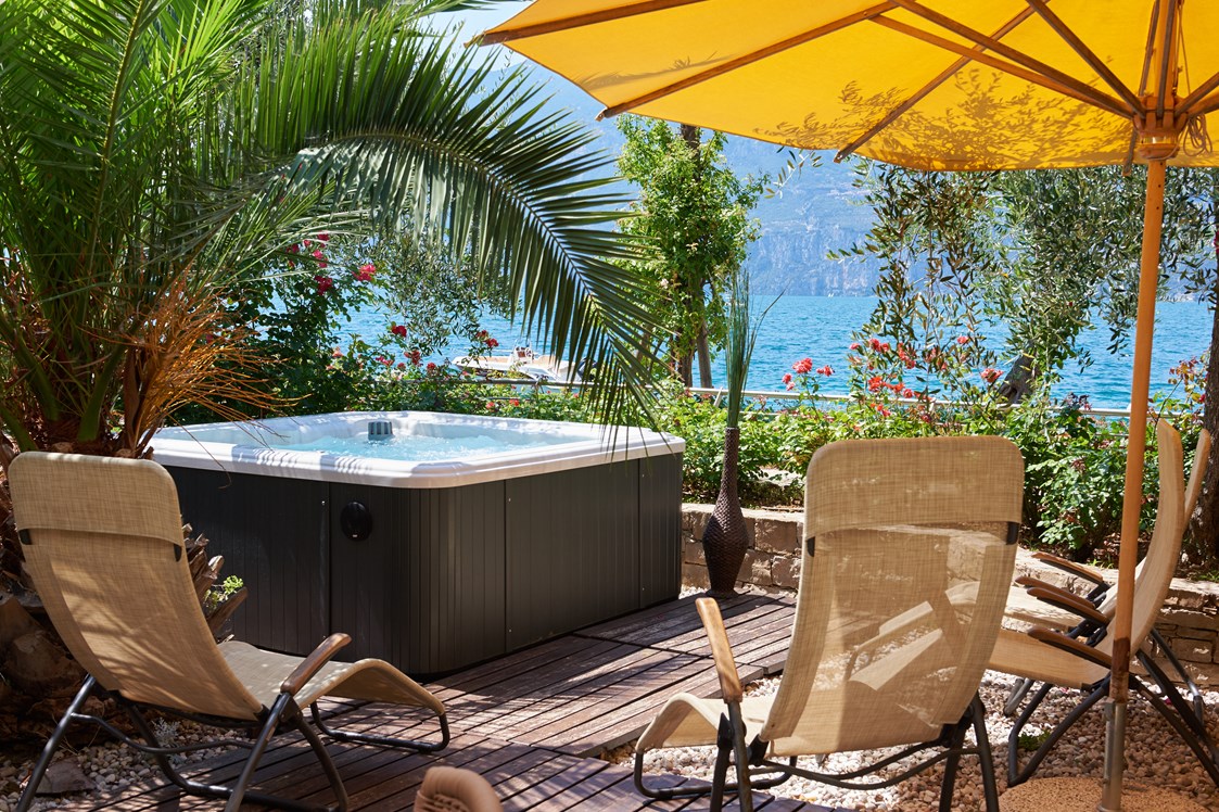 Urlaub am See: Außen Jacuzzi, 5 Meter vom See
Innen- und Außen- Entspannungsbereich - Belfiore Park Hotel