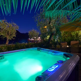 Urlaub am See: Exklusiver Whirlpool für einen Abend voller Entspannung.  - Belfiore Park Hotel