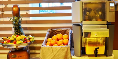 Hotels am See - Verpflegung: Frühstück - Mit unserem Extraktor können Sie ausgezeichnete Säfte mit frischen Orangen herstellen.  - Belfiore Park Hotel