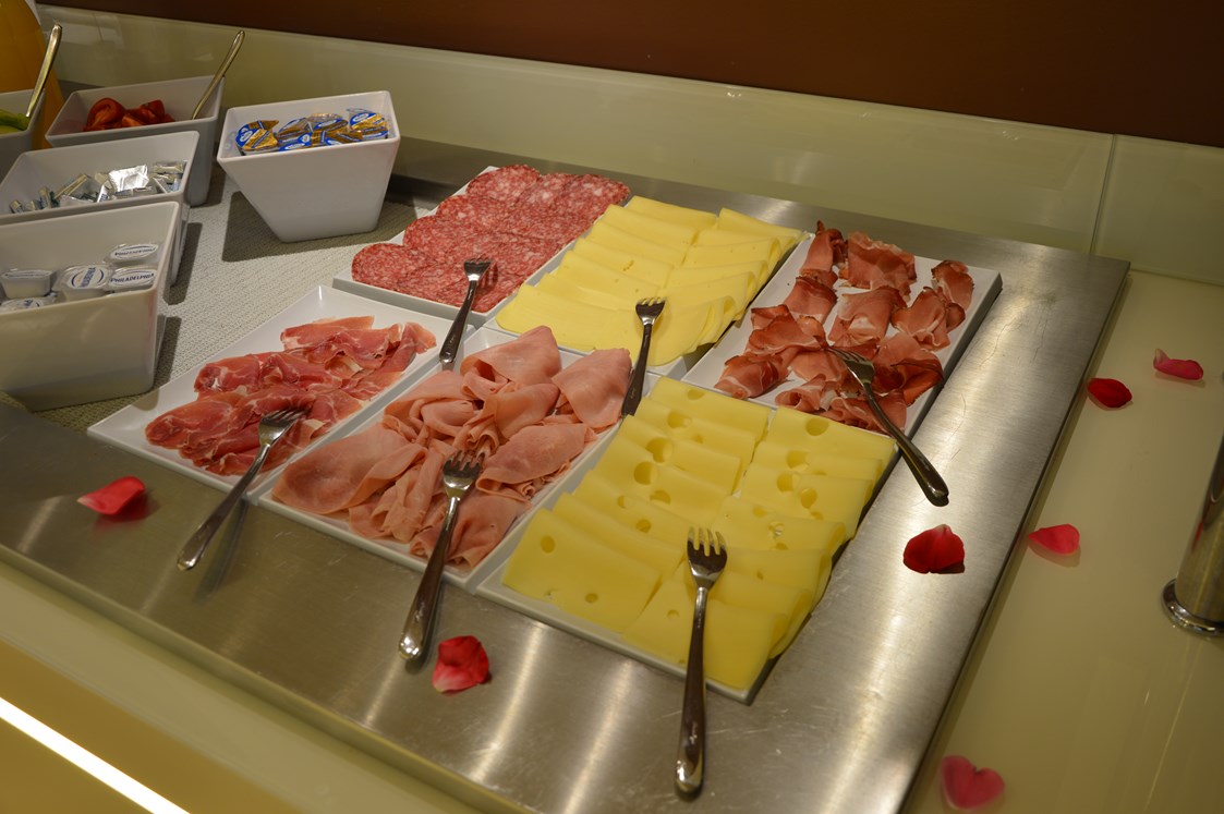 Urlaub am See: Frisch zubereiteter Käse und Wurstwaren.  - Belfiore Park Hotel