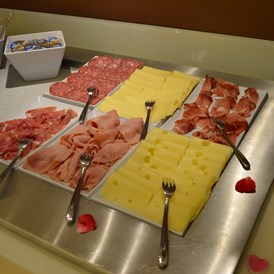 Urlaub am See: Frisch zubereiteter Käse und Wurstwaren.  - Belfiore Park Hotel