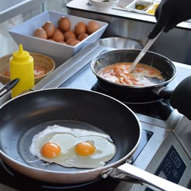 Urlaub am See: Unser Koch bereitet Ihnen im Moment frische Eier nach Ihrem Geschmack direkt vor Ihren Augen zu.  - Belfiore Park Hotel