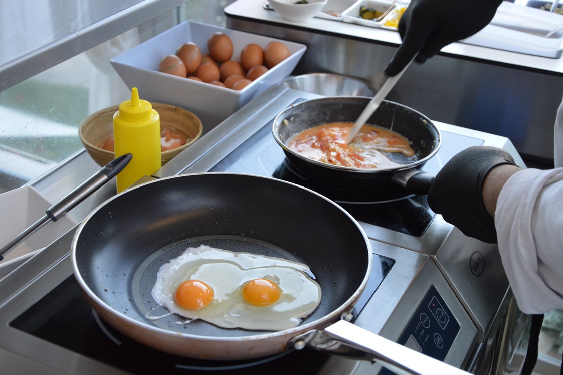Urlaub am See: Unser Koch bereitet Ihnen im Moment frische Eier nach Ihrem Geschmack direkt vor Ihren Augen zu.  - Belfiore Park Hotel