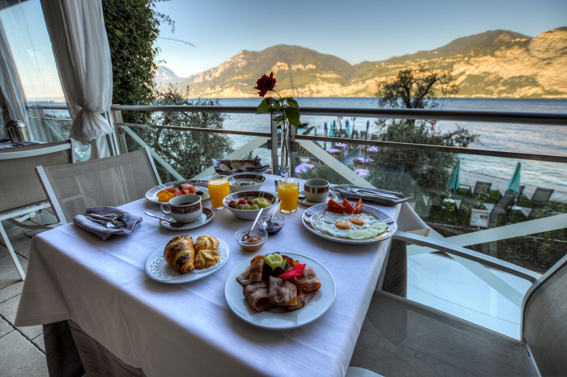 Urlaub am See: Genießen Sie unser Frühstück von der Panoramaterrasse und beobachten Sie den Sonnenaufgang.  - Belfiore Park Hotel