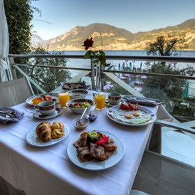 Urlaub am See: Genießen Sie unser Frühstück von der Panoramaterrasse und beobachten Sie den Sonnenaufgang.  - Belfiore Park Hotel