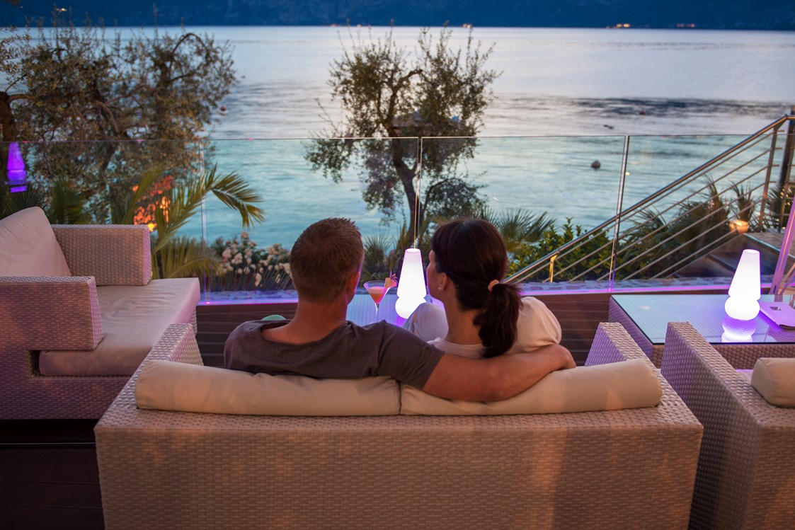 Urlaub am See: Ein romantisches Abendessen kann mit einem guten Drink in unserer Loungebar beginnen oder enden.  - Belfiore Park Hotel