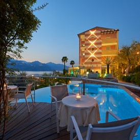 Urlaub am See: Ein abgeschiedener Tisch kann eine großartige Idee sein, um Ihre Privatsphäre bei einem Cocktail zu genießen.  - Belfiore Park Hotel