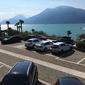 Urlaub am See: Parkplätze im Freien.  - Belfiore Park Hotel