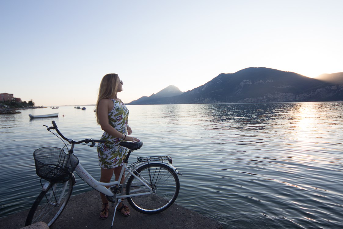 Urlaub am See: Mit der Erneuerung der Seeseite ist es möglich, mehrere Kilometer zu Fuß oder mit dem Fahrrad zurückzulegen.  - Belfiore Park Hotel