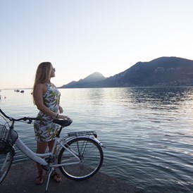 Urlaub am See: Mit der Erneuerung der Seeseite ist es möglich, mehrere Kilometer zu Fuß oder mit dem Fahrrad zurückzulegen.  - Belfiore Park Hotel