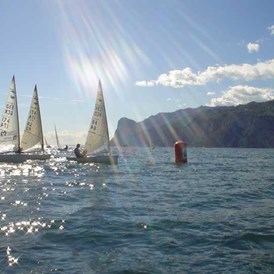 Urlaub am See: Nur wenige Kilometer von unserem Hotel entfernt besteht die Möglichkeit, an Segel-, Kitesurf- oder Windsurfkursen teilzunehmen.  - Belfiore Park Hotel