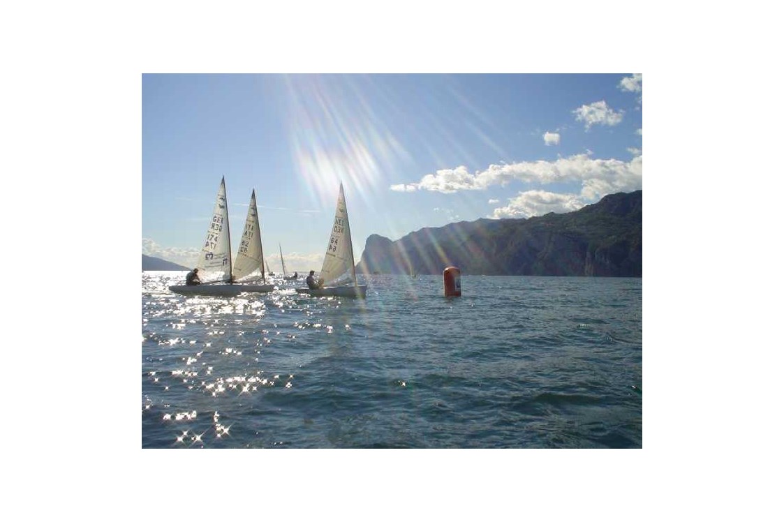 Urlaub am See: Nur wenige Kilometer von unserem Hotel entfernt besteht die Möglichkeit, an Segel-, Kitesurf- oder Windsurfkursen teilzunehmen.  - Belfiore Park Hotel