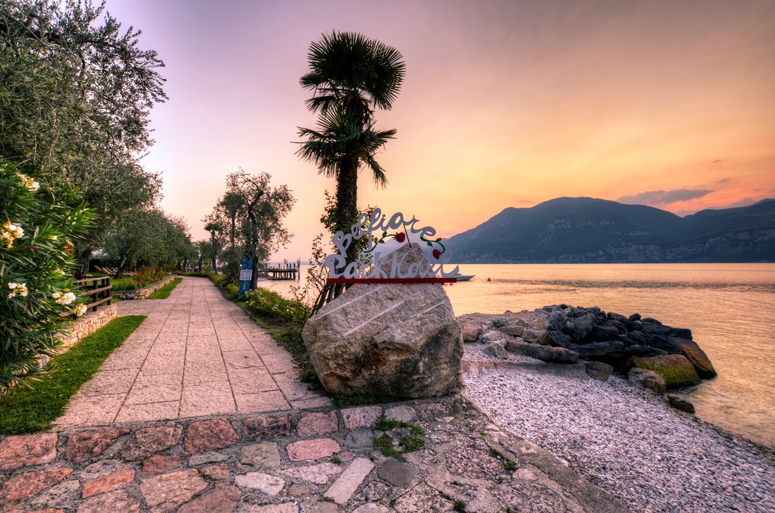Urlaub am See: Die Seeseite bei Sonnenuntergang.  - Belfiore Park Hotel
