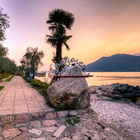 Urlaub am See: Die Seeseite bei Sonnenuntergang.  - Belfiore Park Hotel