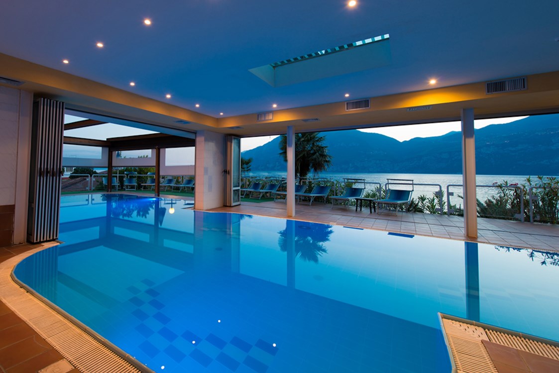 Urlaub am See: Beheizter Pool mit atemberaubendem Blick auf den Gardasee.  - Hotel Eden Gardasee