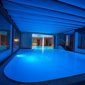 Urlaub am See: Halb überdachter und halb zu öffnender beheizter Pool. Ideal auch an regnerischen Tagen.  - Hotel Eden Gardasee