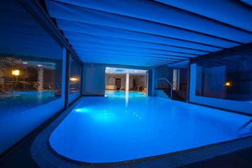 Urlaub am See: Halb überdachter und halb zu öffnender beheizter Pool. Ideal auch an regnerischen Tagen.  - Hotel Eden Gardasee