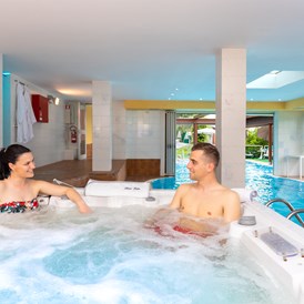 Urlaub am See: Beheizter Whirlpool. Eine angenehme Idee für ein wenig Entspannung.  - Hotel Eden Gardasee