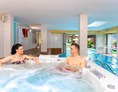 Urlaub am See: Beheizter Whirlpool. Eine angenehme Idee für ein wenig Entspannung.  - Hotel Eden Gardasee
