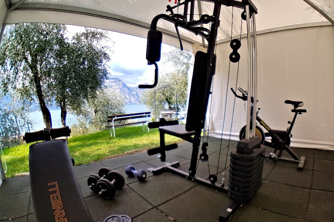 Urlaub am See: Um fit zu bleiben, haben wir ein anständiges Fitnessstudio in unserem Garten. Die wichtigsten Werkzeuge für Ihr körperliches Wohlbefinden finden Sie hier.  - Hotel Eden Gardasee