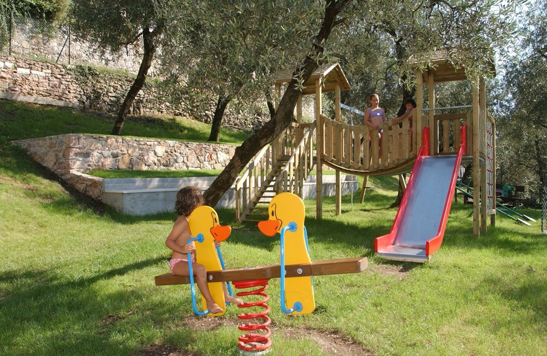 Urlaub am See: Für die Kleinen hingegen ist Spaß auf unserem neu eingerichteten Spielplatz garantiert, so dass auch Eltern ihre Kinder im Schatten der Bäume beaufsichtigen können.  - Hotel Eden Gardasee