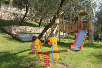 Urlaub am See: Für die Kleinen hingegen ist Spaß auf unserem neu eingerichteten Spielplatz garantiert, so dass auch Eltern ihre Kinder im Schatten der Bäume beaufsichtigen können.  - Hotel Eden Gardasee