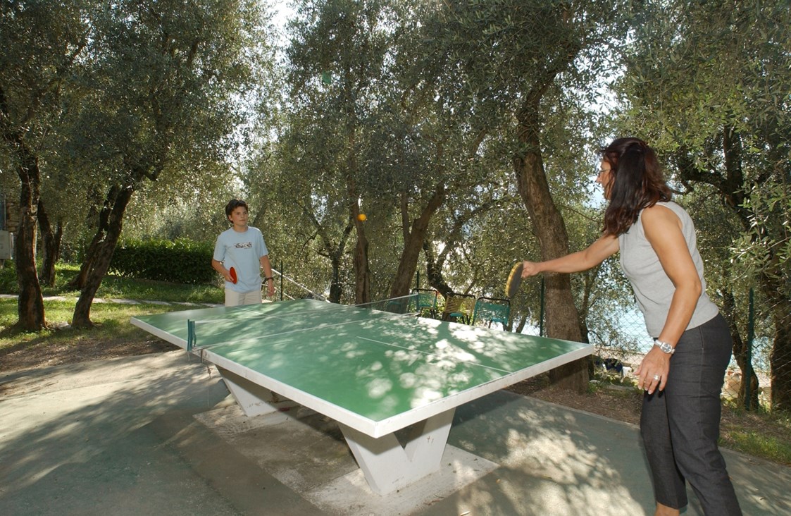 Urlaub am See: Und warum nicht Tischtennis-Meister werden? Mit unserer Ausrüstung können Sie wie ein echter Experte trainieren.  - Hotel Eden Gardasee