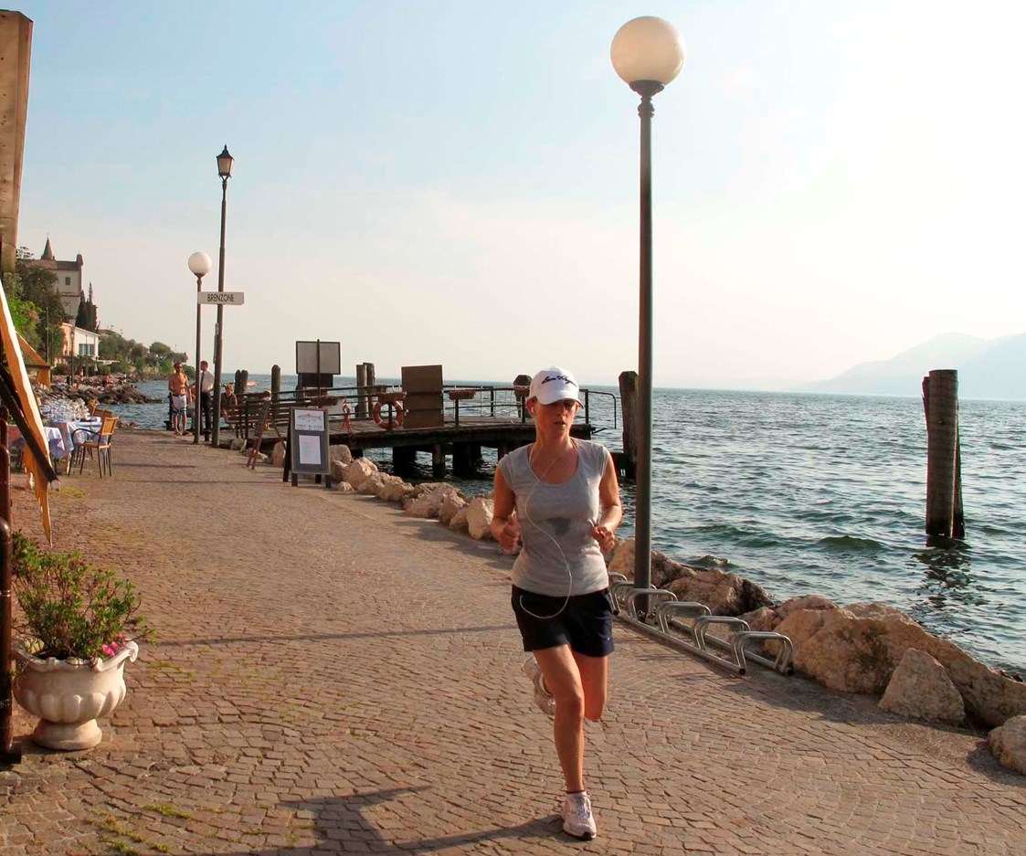 Urlaub am See: Unsere Seepromenade ist auch schön zum Spazierengehen, um seine Buchten besser zu bewundern.  - Hotel Eden Gardasee