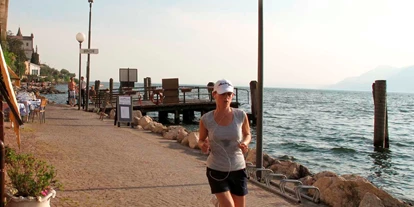 Hotels am See - Klassifizierung: 3 Sterne - Italien - Unsere Seepromenade ist auch schön zum Spazierengehen, um seine Buchten besser zu bewundern.  - Hotel Eden Gardasee
