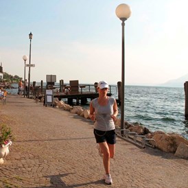 Urlaub am See: Unsere Seepromenade ist auch schön zum Spazierengehen, um seine Buchten besser zu bewundern.  - Hotel Eden Gardasee