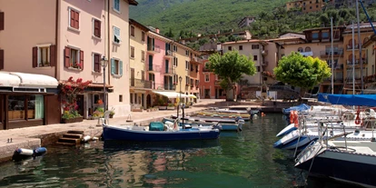 Hotels am See - Klassifizierung: 3 Sterne - Italien - Porto di Brenzone, das nächstgelegene Dorf zu unserem Hotel, nur 300 Meter entfernt.  - Hotel Eden Gardasee