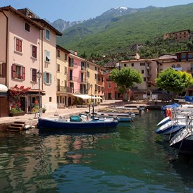 Urlaub am See: Porto di Brenzone, das nächstgelegene Dorf zu unserem Hotel, nur 300 Meter entfernt.  - Hotel Eden Gardasee